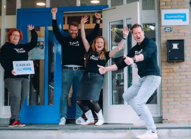 Een mooie cheque van Team Thuis