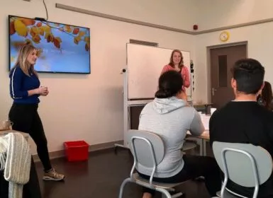 Tien leerlingen aan de slag als maatje