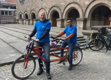 30 kilometer op een tandem: Sammy uit Jemen doet samen met vrijwilliger Werner mee aan de fietsvierdaagse!